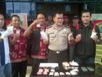 kapolsek-tamansari-menggelar-barang-bukti-dari-sales-yang-berjualan-narkoba_20150109_210830.jpg