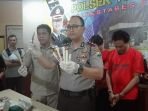 kapolsek-tegalsari-surabaya-kompol-david-triyo-prasojo-menunjukan-barang-bukti-sepidol_20171220_184834.jpg