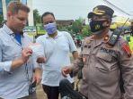 kapolsek-tembalang-menghentikan-bule-yang-tak-pakai-masker.jpg