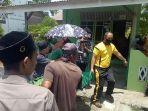 kapolsek-ulee-lheue-iptu-sujono-mengangkat-jenazah-ramlah-korban-penusukan.jpg