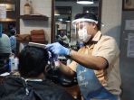 kapster-barcode-barbershop-dilengkapi-masker-dan-face-shield_20200725_174858.jpg