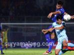 kapten-arema-fc-hamka-hamzah-berebut-bola-dengan-gelandang-persela-lamongan-malik-risaldi.jpg