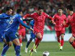 kapten-korea-selatan-son-heung-min-dihadang-dua-pemain-thailand.jpg