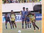 kapten-persewar-waropen-boaz-solossa-cetak-gol-penalti.jpg