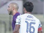 kapten-persib-bandung-achmad-jufriyanto-berdiri-di-belakang-youssef-ezzejjari.jpg