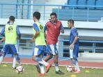 kapten-persib-bandung-u-19-m-syafril-lestaluhu-ikut-bergabung-latihan-dengan-tim-senior.jpg