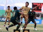 kapten-persiba-balikpapan-muhammad-robi-berebut-bola-dengan-pemain-persipal.jpg