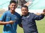 kapten-psis-hari-nur-yulianto-dan-pelatih-jafri-sastra-berfoto-bersama.jpg
