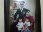 kapten-sandy-permana-bersama-istri-dan-kedua-anaknya_20150701_180336.jpg