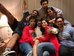 karan-johar-bersama-bintang-bintang-bollywood_20180927_112550.jpg