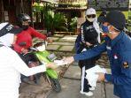 karang-taruna-desa-kalisuren-bagikan-masker.jpg