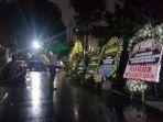 karanga-bunga-memadati-bagian-depan-kediaman-almarhum-cucu-menkopolhukam-wiranto.jpg