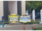 karangan-bunga-belasungkawa-untuk-putu-satria-terpampang-di-depan-gerbang-stip-jakarta.jpg