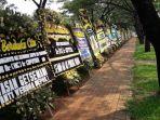 karangan-bunga-berjajar-di-kawasan-perumahan-citra-indah-city-jonggol.jpg