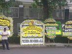 karangan-bunga-di-rumah-duka-ari-soemarno.jpg