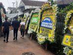 karangan-bunga-duka-cita-di-rumah-duka-nenek-dari-mikha-tambayong.jpg
