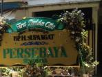 karangan-bunga-duka-cita-di-rumah-supangat-persebaya_20151105_135242.jpg