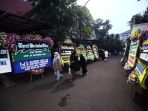 karangan-bunga-duka-cita-penuhi-rumah-almarhum-ketua-dewan-pers_20220918_185118.jpg