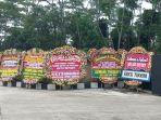 karangan-bunga-sidang-hasto.jpg
