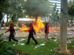 karangan-bunga-untuk-ahok-djarot-di-depan-balai-kota-dki-jakarta-dibakar-buruh_20170501_130651.jpg
