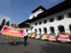 karangan-bunga-untuk-gubernur-jabar-berjejer-di-gedung-sate_20180613_172346.jpg
