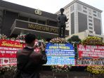 karangan-bunga-untuk-mabes-polri_20170503_144631.jpg
