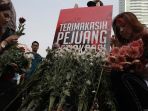 karangan-bungan-untuk-270-pahlawan-demokrasi_20190428_181522.jpg