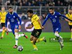 karim-adeyemi-tengah-dikejar-oleh-gelandang-chelsea.jpg