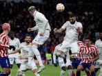 karim-benzema-ataskanan-mengontrol-bola.jpg