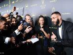karim-benzema-berpose-dengan-para-penggemar-saat-tiba-untuk-menghadiri-upacara.jpg