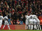 karim-benzema-dikerumuni-oleh-rekan.jpg