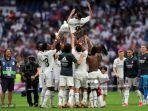 karim-benzema-dilempar-ke-udara-oleh-rekan-setimnya-di-real-madrid.jpg