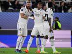 karim-benzema-kiri-merayakan-mencetak-gol-2-0-dengan-rekan-satu-timnya.jpg