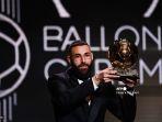 karim-benzema-menerima-penghargaan-ballon-dor.jpg