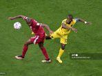 karim-hassan-abdel-kiri-berebut-bola-dengan-penyerang-ekuador.jpg