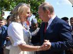 karin-kneissl-berdansa-dengan-presiden-rusia-vladimir-putin.jpg