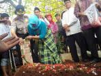 karisah-27-ibunda-ardiansyah-mengagungkan_20150919_162045.jpg