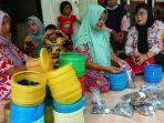 karmi-sedang-menghitung-uang-koin-di-bongkar-celengan.jpg