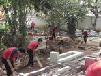 karyawan-alfamart-menggelar-acara-bersih-bersih-di-makam-pangeran-jayakarta_20151112_182344.jpg