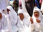 karyawan-berdoa-di-sela-demonstrasi_20160727_080438.jpg