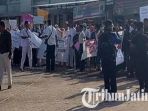 karyawan-dan-dokter-rsud-besuki-situbondo-demo_20180830_135401.jpg