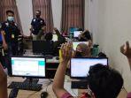 karyawan-kantor-pinjol-di-cengkareng-jawa-barat-rabu-13102021.jpg