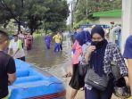karyawan-naik-perahu-karet-di-pulomas.jpg