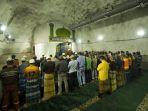karyawan-pt-freeport-salat-tarawih-di-masjid-baabul-munawwar-yang-terletak-di-timika-papua.jpg