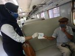 karyawan-pt-kai-daop-1-membagi-masker-dan-handsanitiser_20200928_161438.jpg