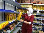 karyawan-sebuah-supermarket-di-jakarta-selatan-sedang-menaruh-minyak-goreng-di-etalase.jpg