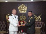 kasal-china-terima-bintang-jalasena-utama_20151113_161439.jpg