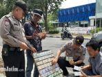 kasat-binmas-polres-gresik-akp-zunaidi-saat-melakukan-pengecekan-di-jasa-penukaran-uang.jpg