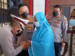 kasat-lantas-polresta-deliserdang-kompol-sl-widodo-mencium-tangan.jpg