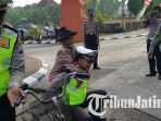 kasatlantas-polres-mojokerto-akp-nopta-histaris-suzan-gendong-kakek_20171120_143707.jpg